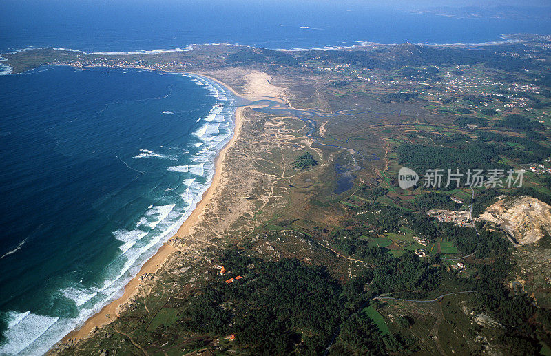 海滩和瓦楞贝多加利西亚西班牙自然公园的航拍照片