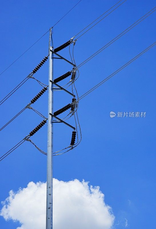 天空背景上的高压杆子