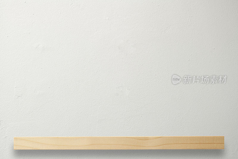 白色混凝土墙上的木架