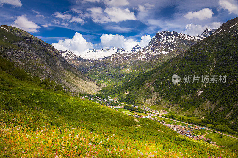 法国瓦诺瓦兹-萨瓦伊的阿尔卑斯山上的白雪皑皑的风景