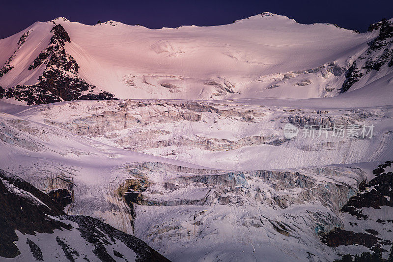 白雪皑皑的帕隆德拉梅尔，奥特勒山丘和冰川-伦巴第，意大利阿尔卑斯山
