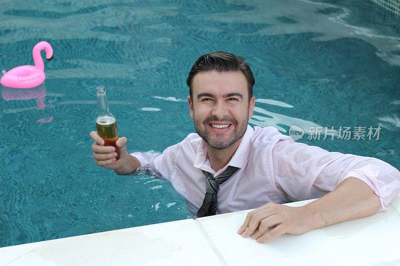 生意人在游泳池里喝啤酒
