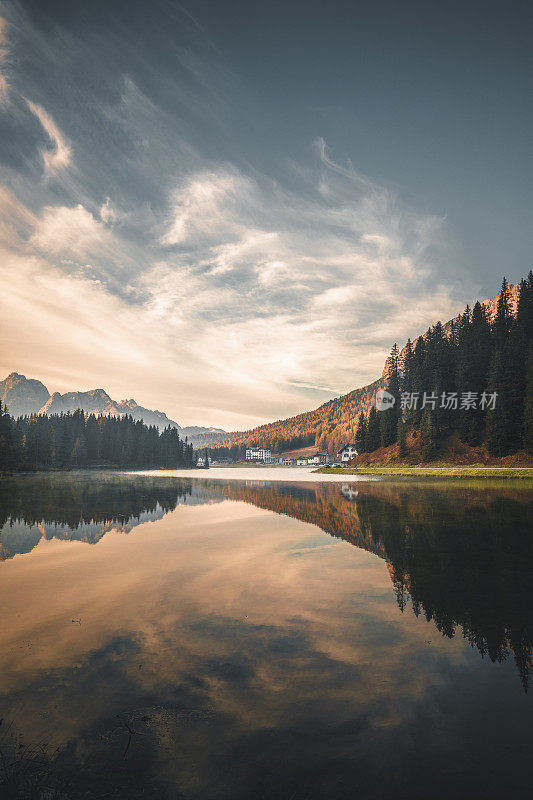 意大利Dolomites的米苏里纳湖的日出