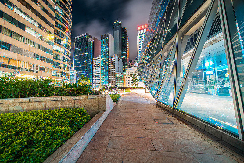 空瓷砖平台与现代建筑的背景