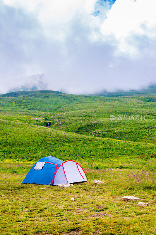 美丽的绿色山地景观与露营帐篷在拉各斯纳基