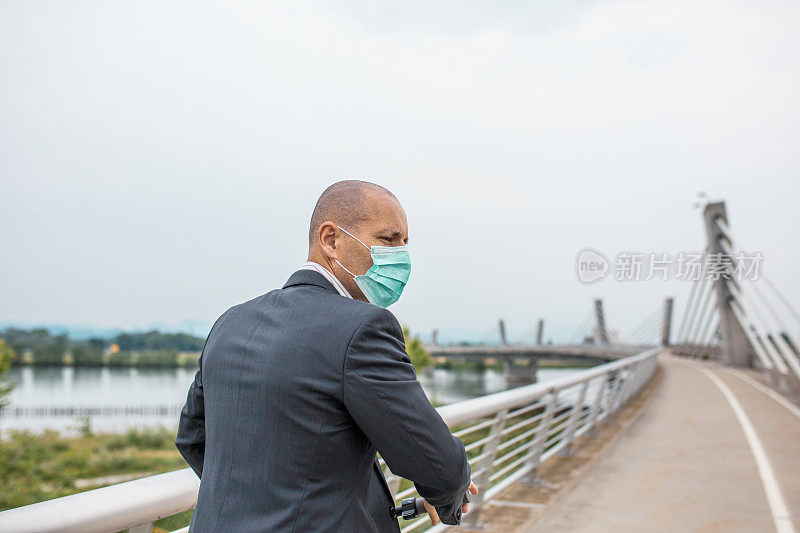 戴着防护面罩的男子骑着电动推滑板车