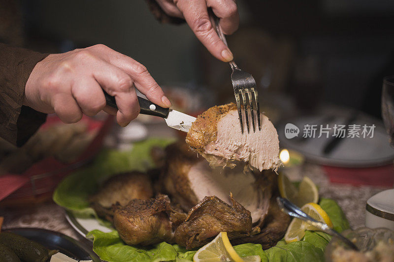 感恩节晚餐切烤鸡肉