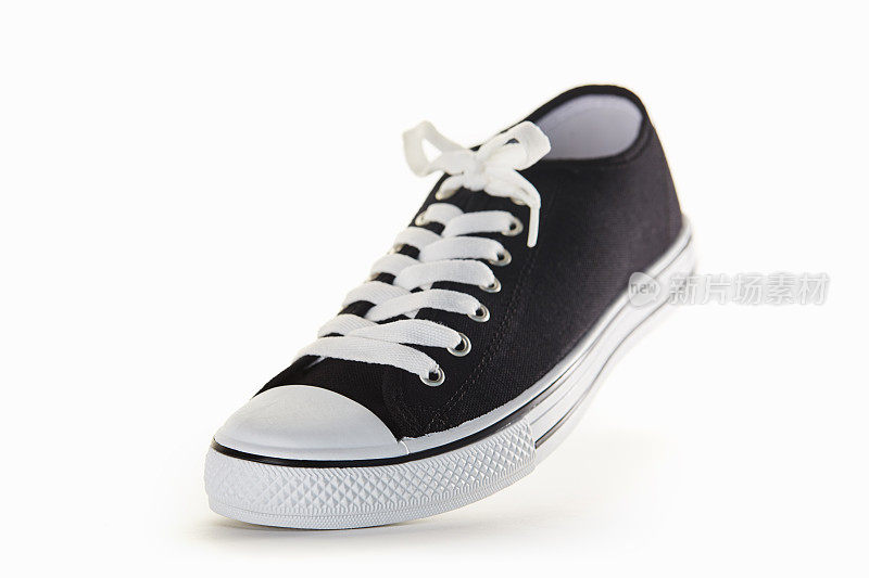 经典无品牌的黑色运动鞋孤立的白色背景