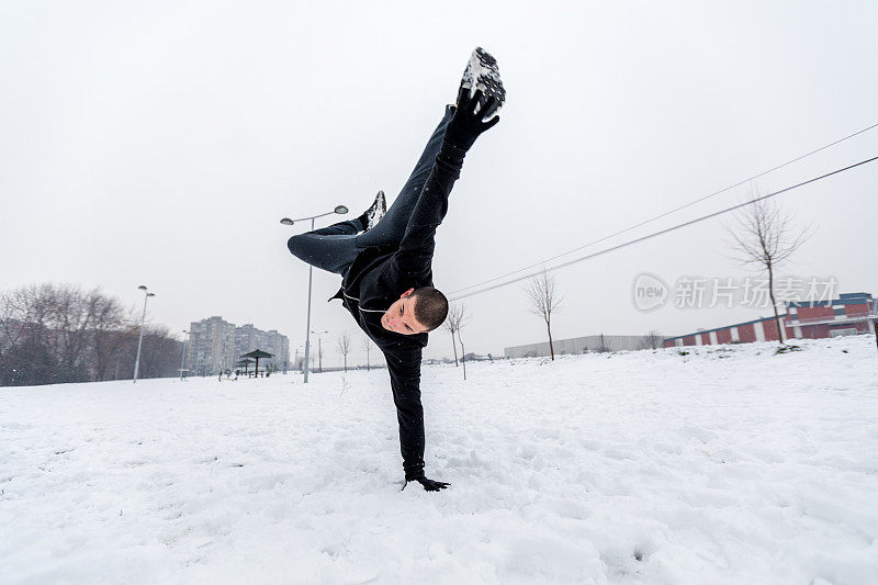 杂技在雪地上