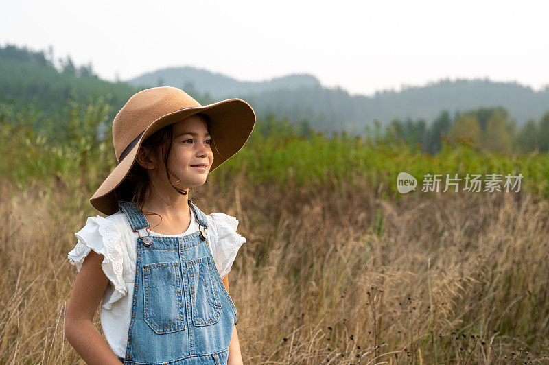 憧憬未来的有抱负的年轻女孩