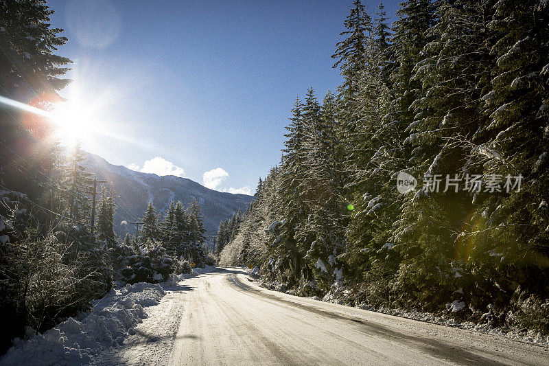 惠斯勒冬季风景优美，从山谷俯瞰。