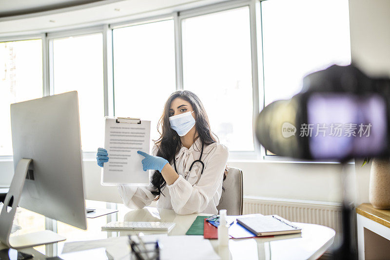 在冠状病毒大流行期间，美丽的女医生在她的博客上给病人提供建议