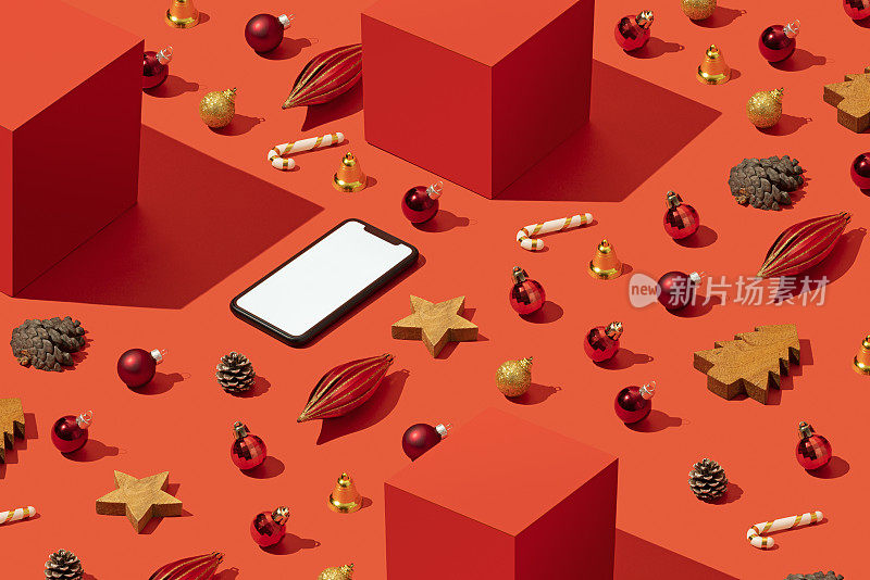 圣诞概念平躺与智能手机模型，模板在红色的背景