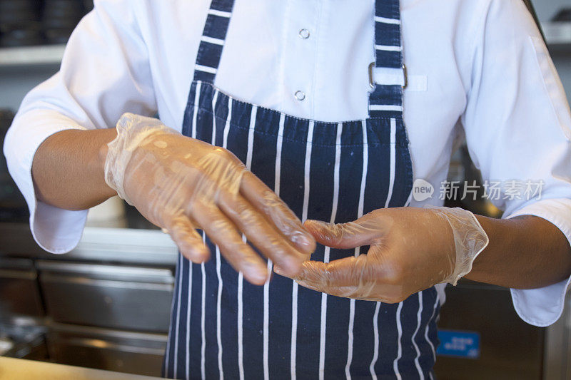 寿司师傅准备食物