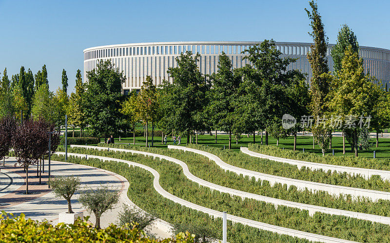 在克拉斯诺达尔体育场的背景下，美丽的风景与李树和梯田。俯瞰加利茨基市公共景观公园。俄罗斯克拉斯诺达尔——2020年10月8日