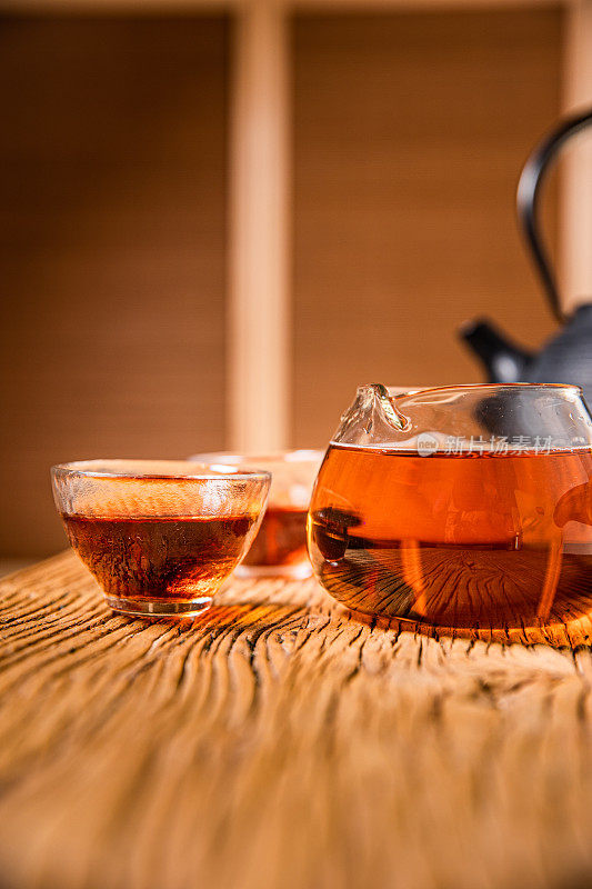 木桌上的亚洲传统茶杯