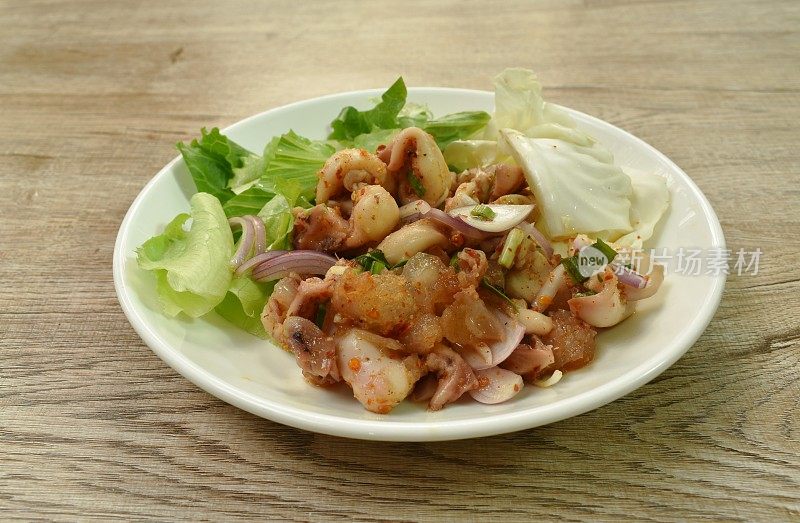 泰式辣味鱿鱼沙拉和新鲜蔬菜
