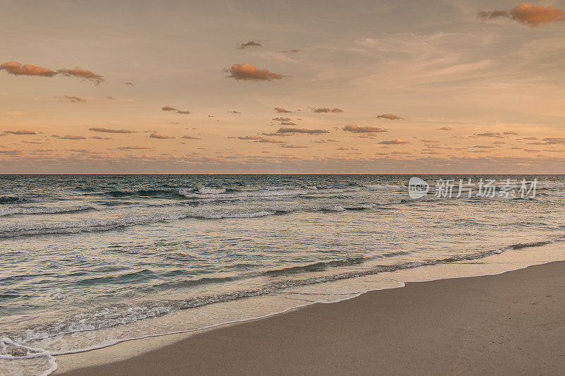 2021年1月，蓝绿色的海浪横扫佛罗里达海岸高地海滩