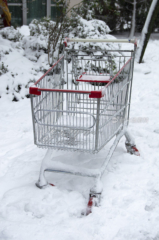 购物车的轮子部分被埋在雪堆里