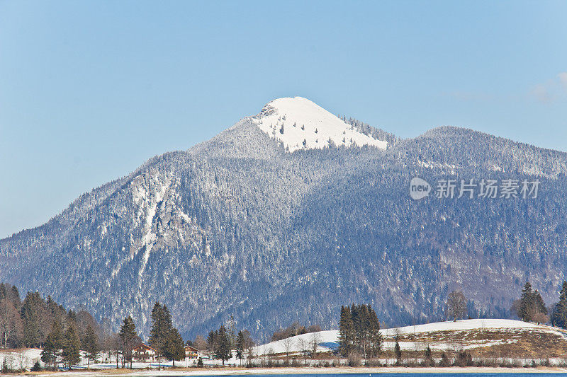 巴伐利亚瓦尔肯瑟湖上白雪覆盖的山