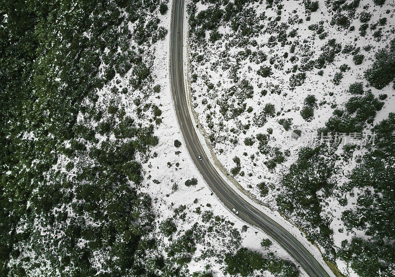 雪山之间的道路，车辆，俯视图