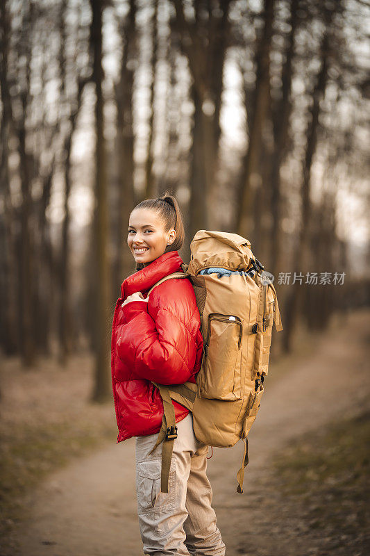 成功的女人徒步登山在日出的山顶-年轻的女人背包上升到山顶。发现旅游目的地