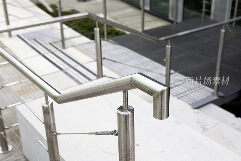 不锈钢金属扶手和台阶，从高角度看，在一个现代化的城市