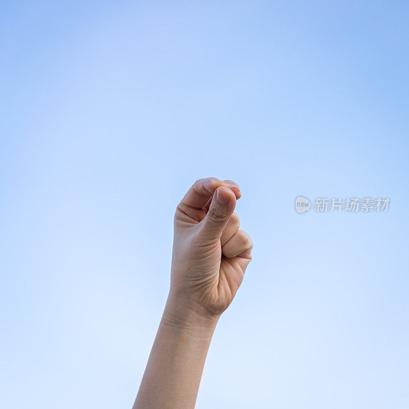 天空背景上的七号手指手势