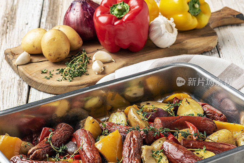 香肠配蔬菜和土豆在烤箱里煮熟