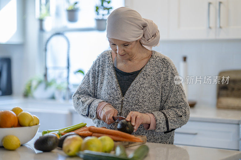 厨房里有个患癌症的女人