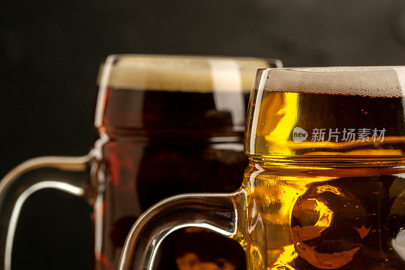 黑啤和淡啤在杯子里合在一起