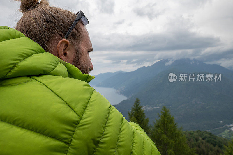 男性徒步旅行者从山顶眺望风景