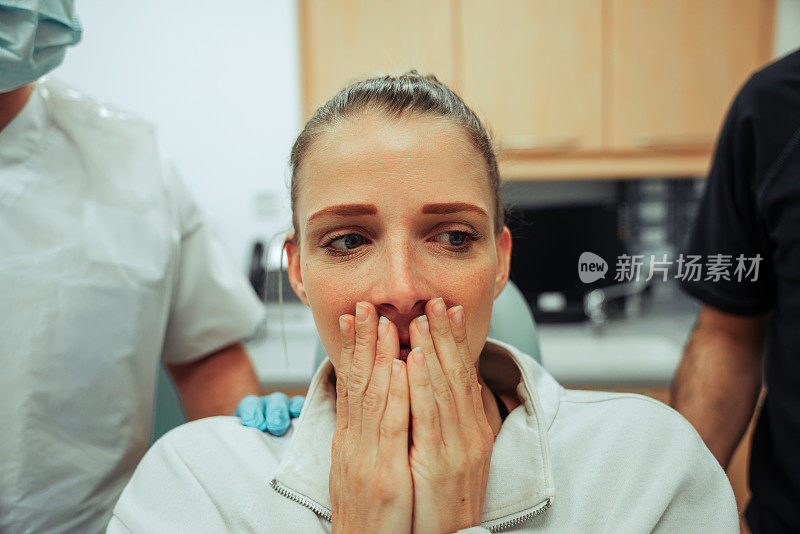 白人女性青少年坐在医生的椅子害怕牙医害怕有牙齿清洁
