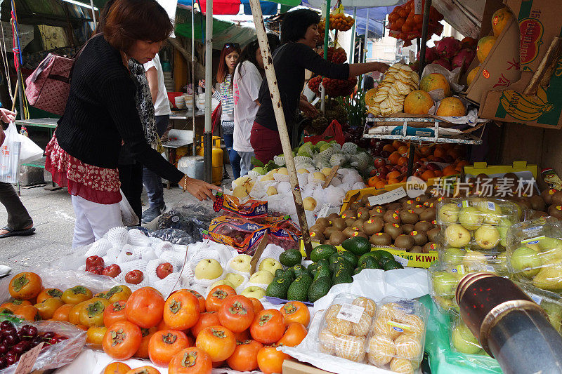 在澳门菜市场售卖水果的街头小贩。