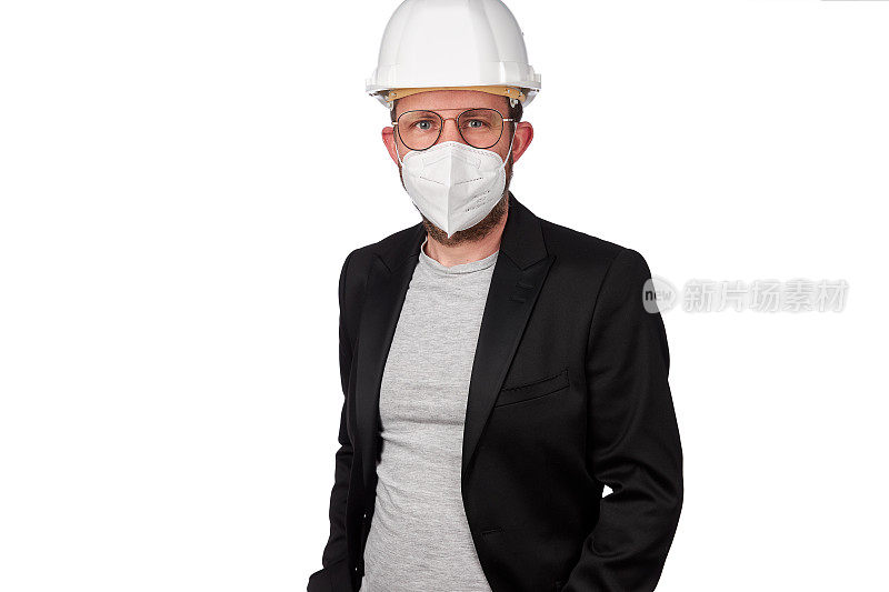 一名建筑师或土木工程师戴着白色安全帽和ffp2面具在工作室拍摄的高分辨率肖像，以白色背景为背景