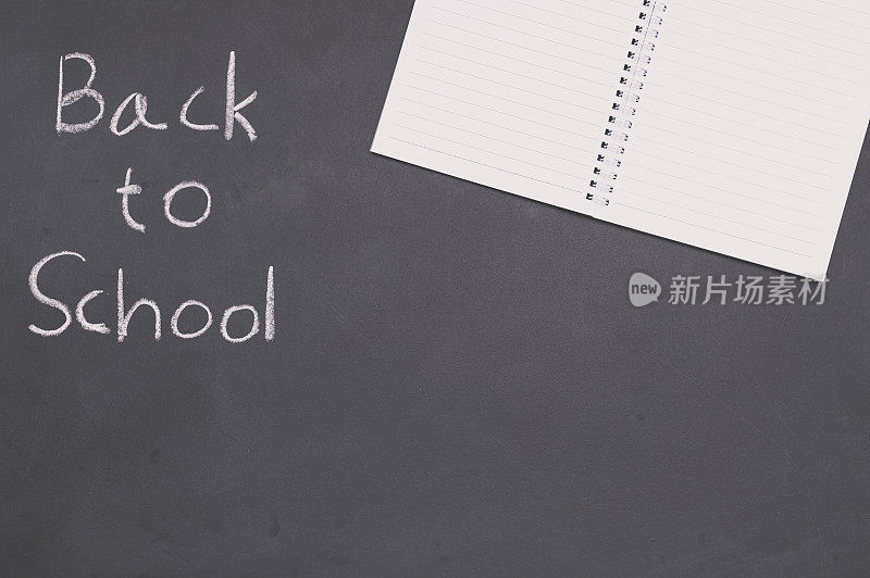 回到学校和黑板上的教育概念书