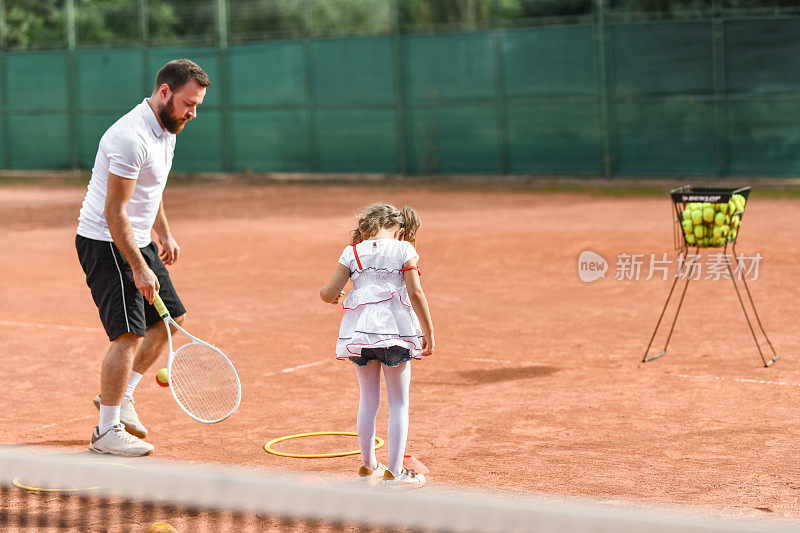 在第一节网球课上，女孩子学习呼啦圈原则