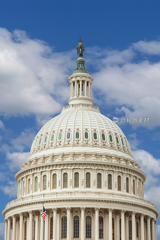 特写的美国国会大厦圆顶与天空与浮云的背景，华盛顿特区，美国。