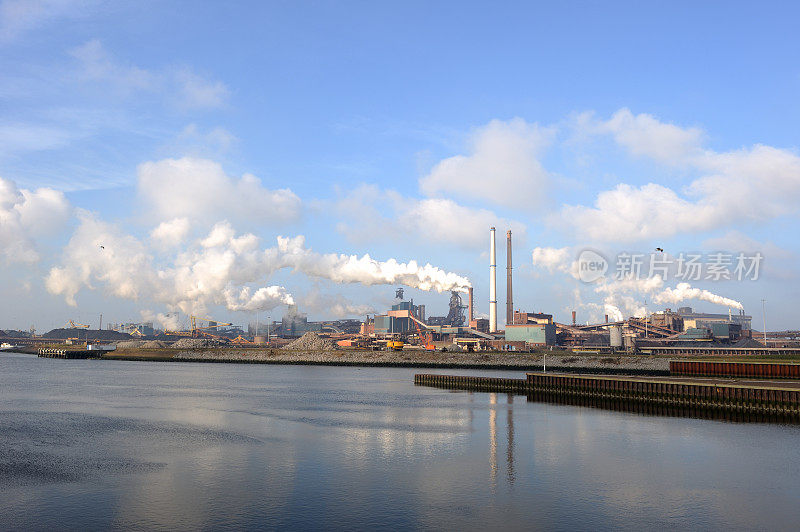 位于IJmuiden港口旁的塔塔钢铁厂