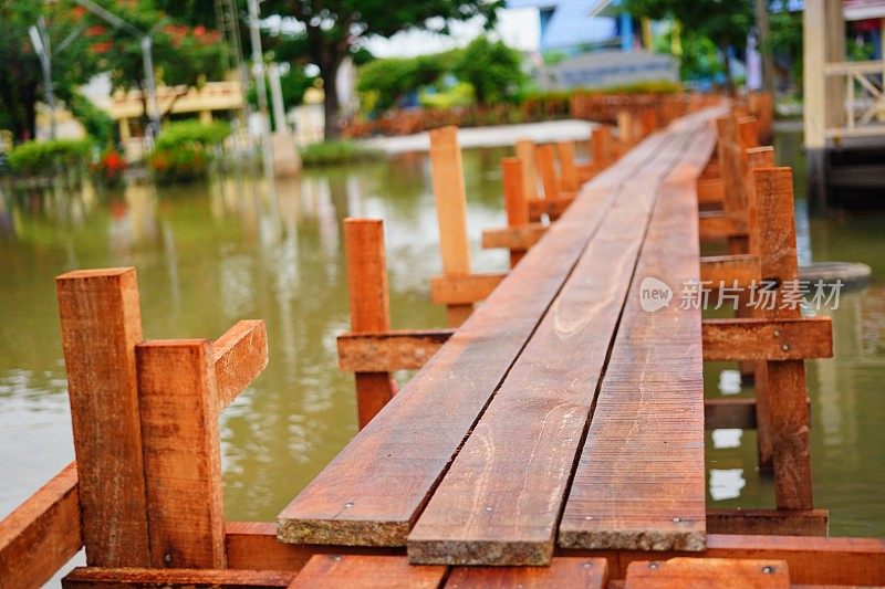 在洪水期间建造的临时木桥