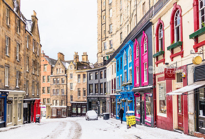 积雪覆盖了爱丁堡老城的维多利亚街