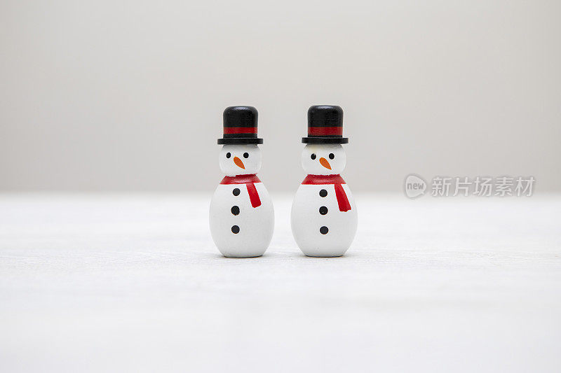 两个木制雪人玩具在一排-迷你保龄球瓶