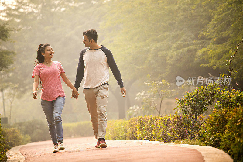 年轻夫妇在公园散步