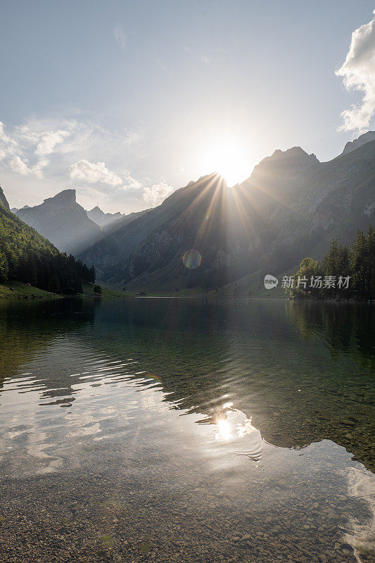 壮观的湖泊和山峰在阿彭策尔，瑞士