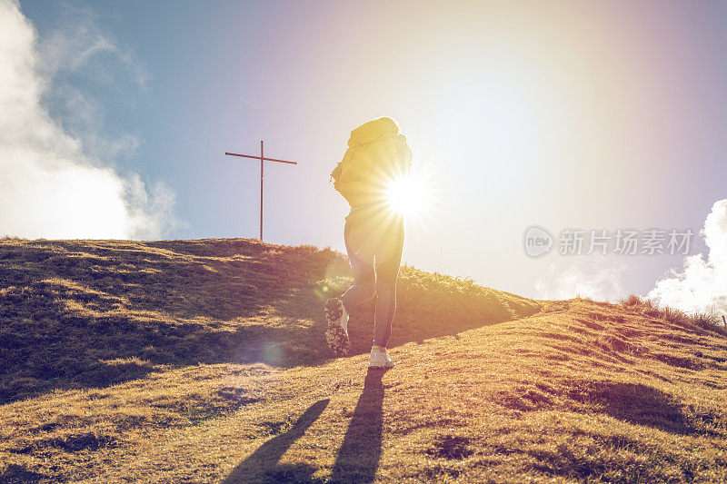 一名年轻女子在瑞士徒步旅行