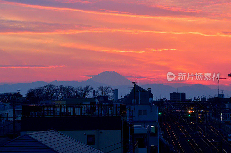 日落后的富士山:东京住宅区的景色