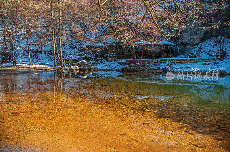 冬季山地景观，河流积雪和树木，最喜欢野餐的地方