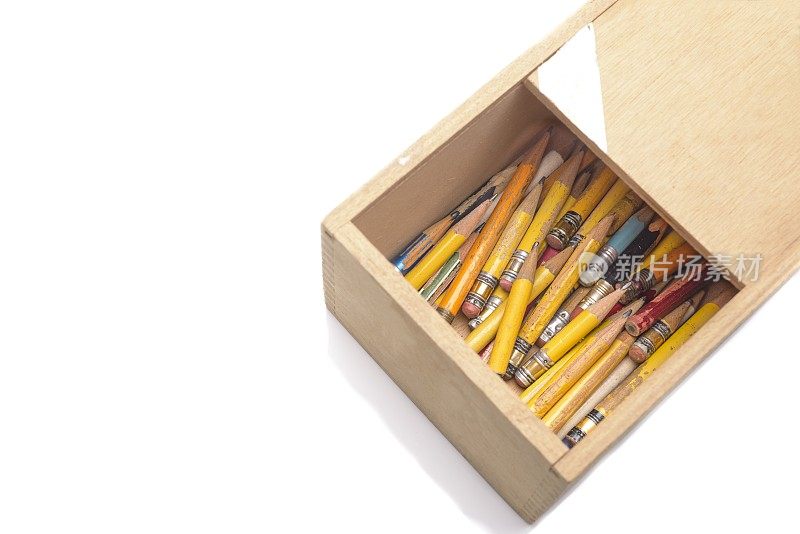 用过的铅笔放在白色背景的木盒里