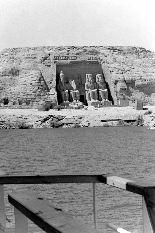 年代。前往阿布辛贝神庙的尼罗河游船。努比亚,上埃及