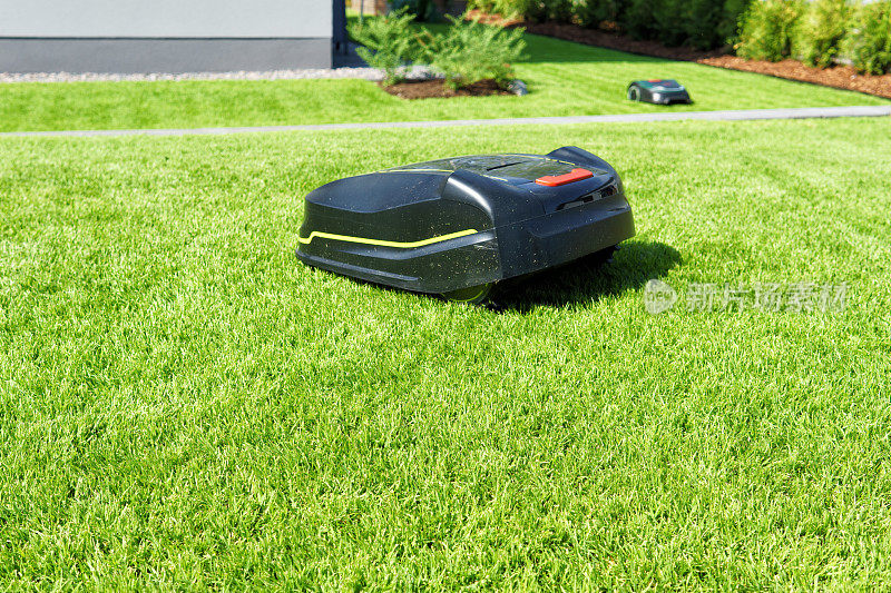 草坪上的机器人割草机
